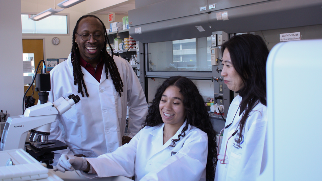 A photo of Manu Platt together with co-authors Julia Frank and Hannah Song in the MATRICES lab.