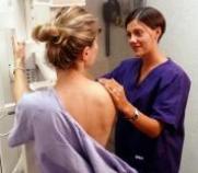 乳房X光检查机的技术人员和患者