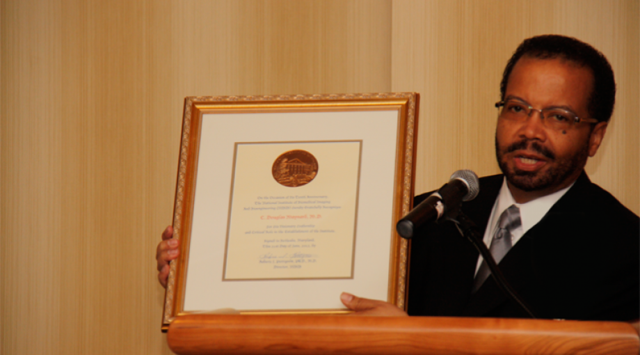 Dr. Roderic Pettigrew, NIBIB Director, recognizes Dr. C. Douglas Maynard for his visionary leadership and critical role in the establishment of the Institute at the Anniversary dinner.