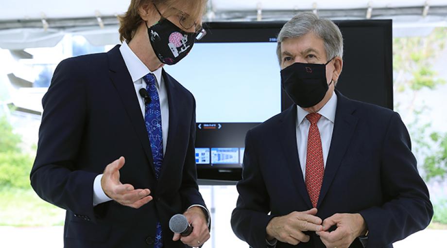 NIBIB Director Bruce Tromberg, left, and Senator Roy Blunt (Missouri). (NIH photo by Chia-Chi Charlie Chang)