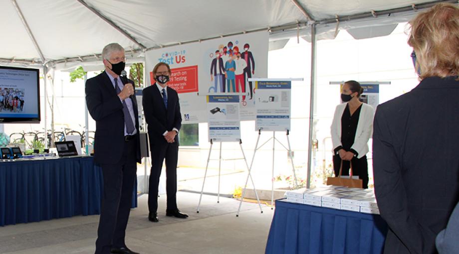 NIH Director Francis Collins welcomes Congressional contingent. (NIBIB photo)